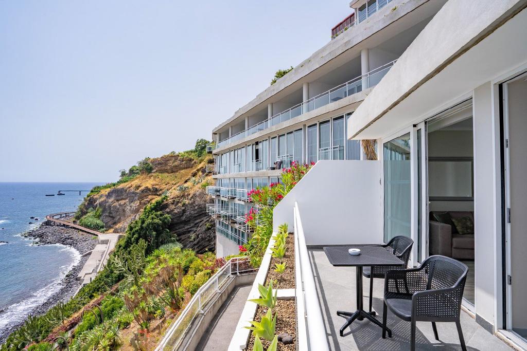 Hôtel Orca Praia 4* Adult Only +18, Séjour Portugal, Madère, Île de Madère par Ôvoyages Hôtel Orca Praia 4* Adult Only +18, Séjour Portugal, Madère, Île de Madère par Ôvoyages