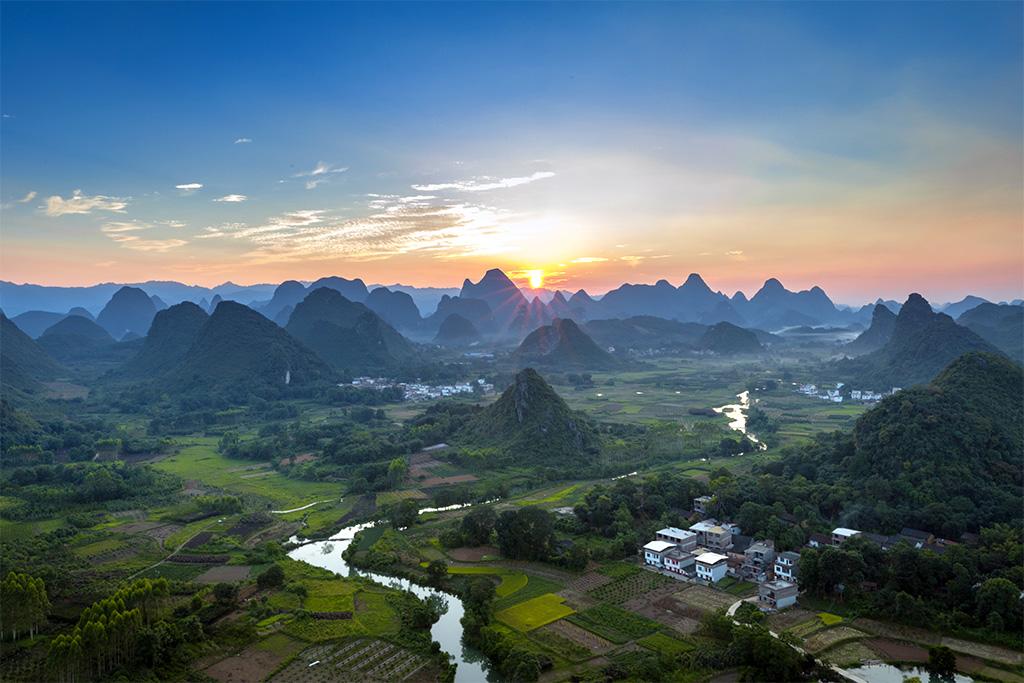 Circuit Les Connaisseurs : Chine de la Grande Muraille aux Karsts de Guilin jusqu'à la Vibrante Hong Kong 5*, Circuit Chine par Ôvoyages Circuit Les Connaisseurs : Chine de la Grande Muraille aux Karsts de Guilin jusqu'à la Vibrante Hong Kong 5*, Circuit Chine par Ôvoyages